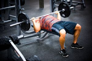 bench-press-barbell-at-la-fitness-with-derek-9