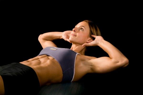 woman-performing-crunches